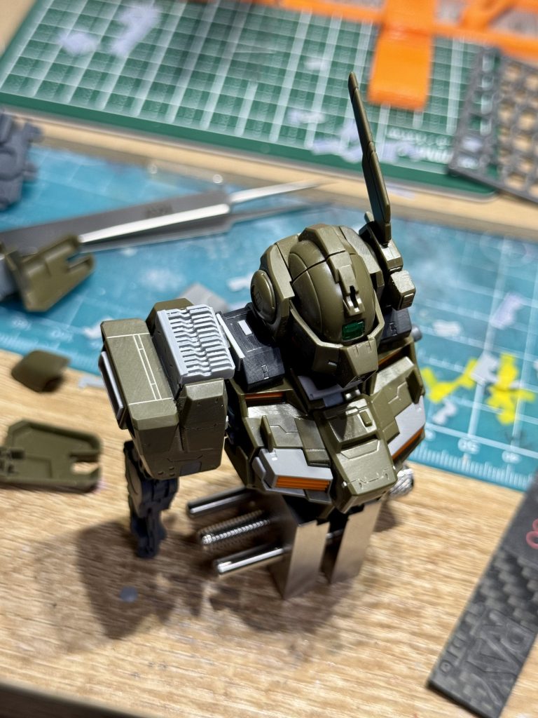 肩の隙間はシイタケディテールを追加。重厚感をプラスしました。