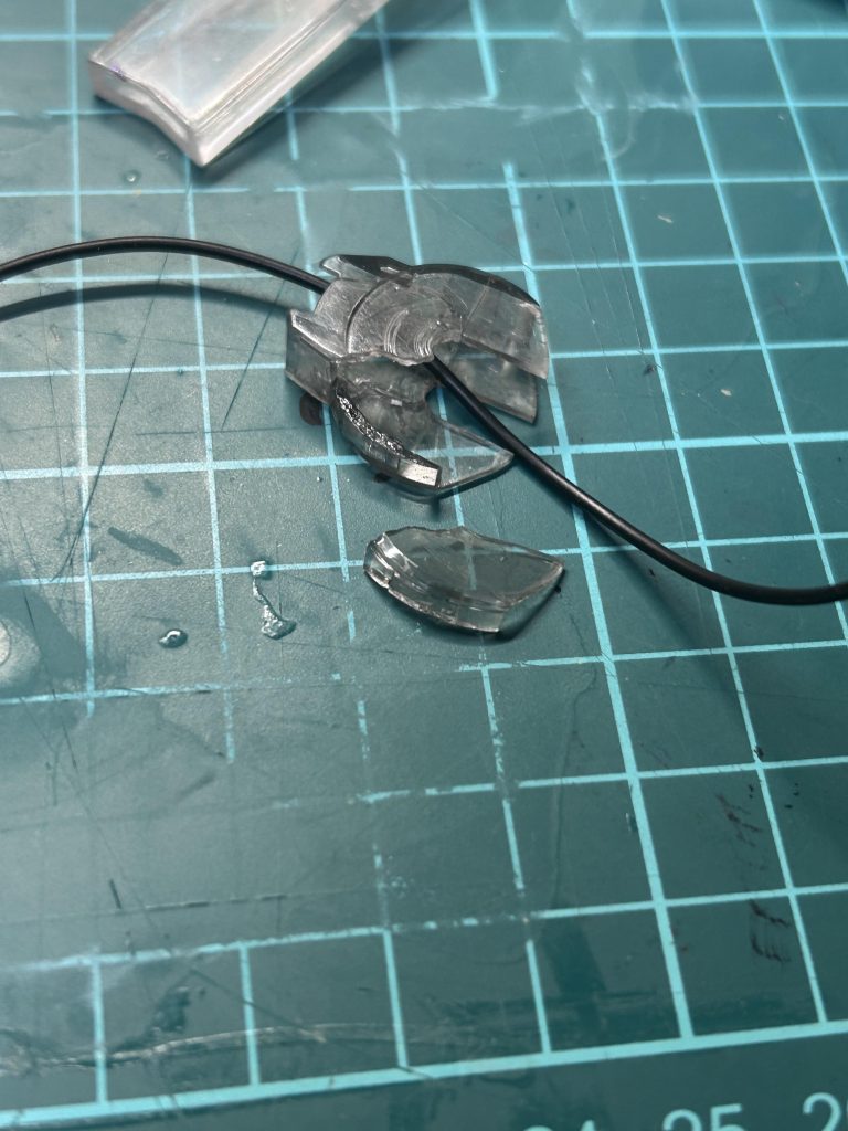 途中でぶっ壊れたときは冷や汗かきました😱プラ板で一から作り直しましたけどねっ！ワイヤー部分は百均のイヤホン線です！