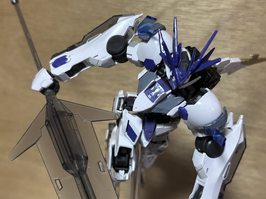 全体的にバルバトスルプスレクスをG-3カラーっぽく塗ったように見えますが、一番特徴的なのが頭の角ですね