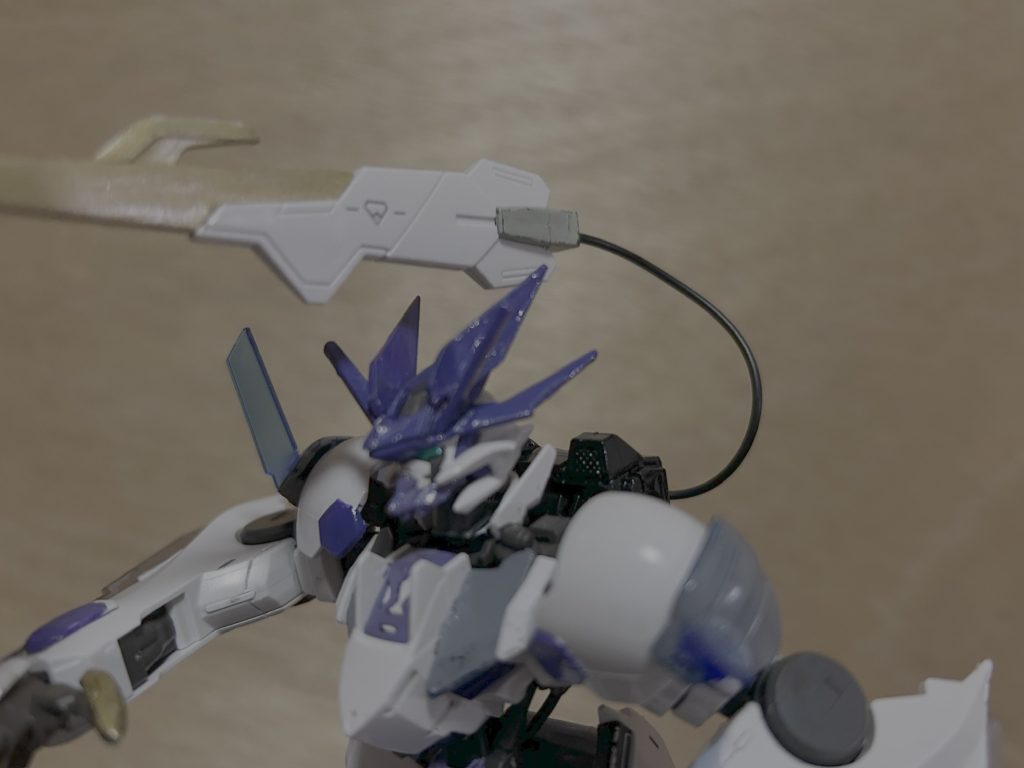 なんと！ワイヤーの伸縮ギミックを1/144で完全再現！※画像で浮いてるように見えますが、実は指で押さえていて、自立固定はできません