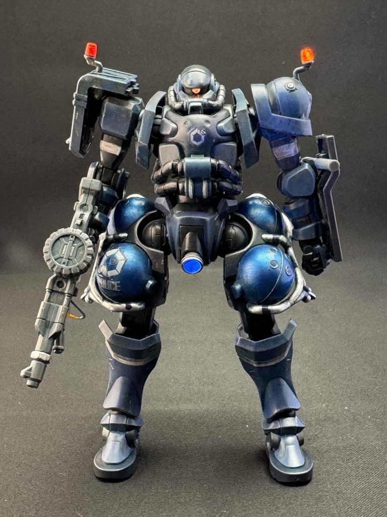 素立ち…モノアイはHアイズに変えてあります。また、パトライトやバーニア内側は蛍光塗料を塗ってUVライトで光るようにしてあります。