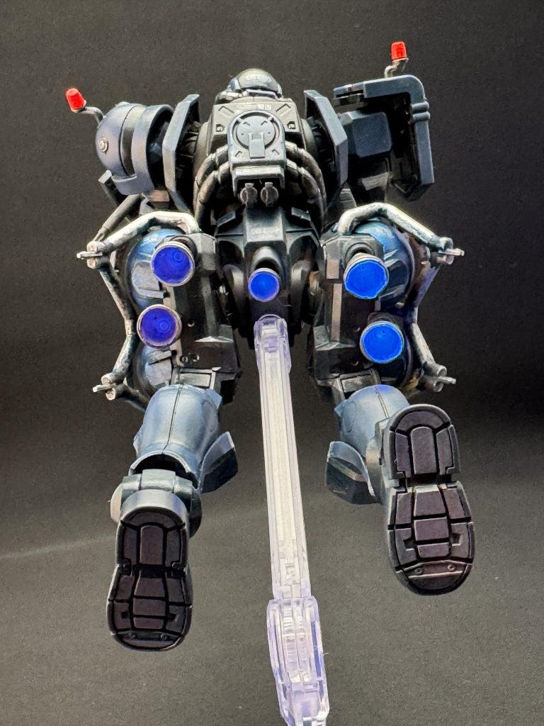 バックショット…バーニア内部は蛍光クリアーで塗装、足裏なども塗り分け。デカールは後ろ面を中心に貼ってありますが…汚しを酷めにしたので?あまり目立たず…