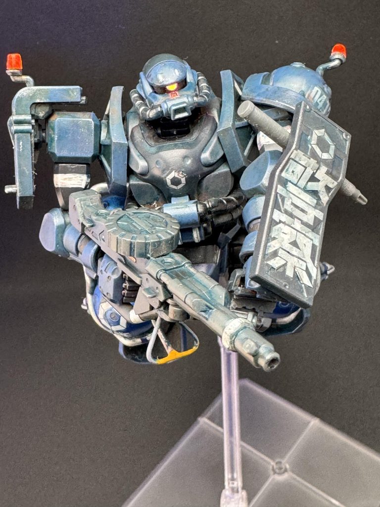 正面からマシンガン構え。胴体の青の反射がマシンガンに映って青被りしてるように、ウェザリングカラーの青でフィルタリング…