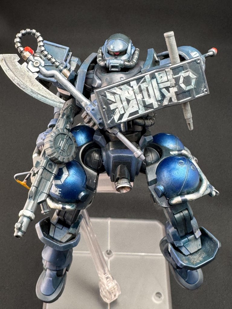 シールド…警察シールは余白をカットしてから貼ってます。シールドマウント基部が割れてしまったので…接着したら警棒が外れなくなった💦UVライト当ててないので、ヒートホークの刃は金属色です