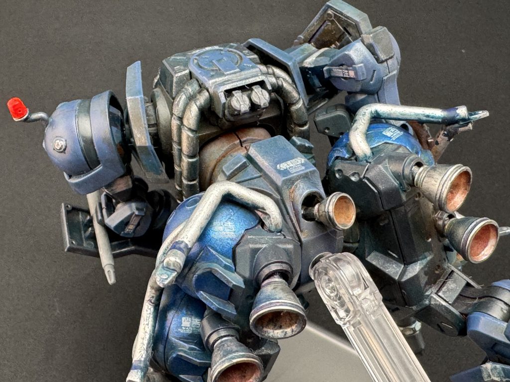 タンク周りのデカール…ここも目立たない…タンクはメタリックブルーを塗ってますね。ロールバー?も配色変えてます