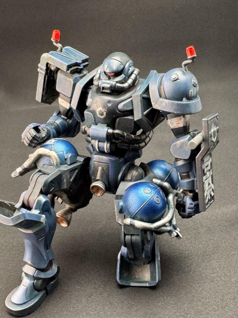 膝立ち…白ラインはエナメルの白で筆塗りしてます。汚しが反映されやすいですね…