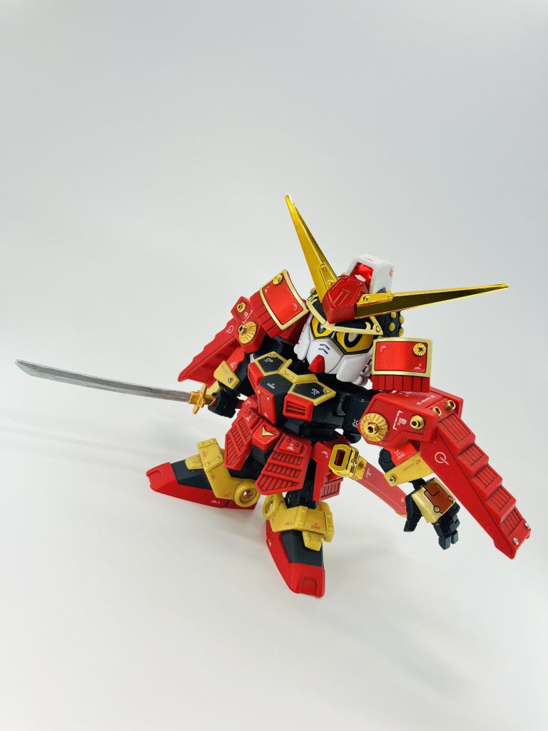 付属のシールを使いましたが腰前のVモールドは塗装が正解だったようで、シールの赤が浮き気味ですね😌