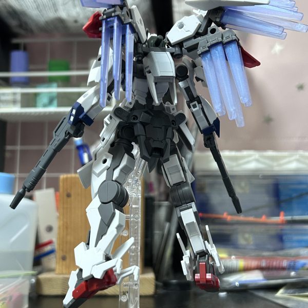 ジリウスに羽を生やしました。偏光パーツが羽根向きだよなって思って。新作あるんですが撮影出来てないのでそのうちやります。今やれという正論は効いてしまうのでレギュ違反。（3枚目）