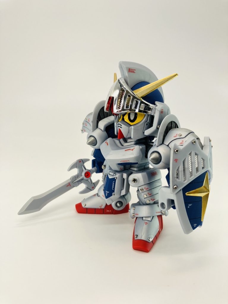 額のガードとナイトシールドにエッチングメッシュを小細工😆また、目は黒目の部分をレジン液でドーム状に塗布してます、上手く光が当たるとアニメや人形っぽくなりますね😏