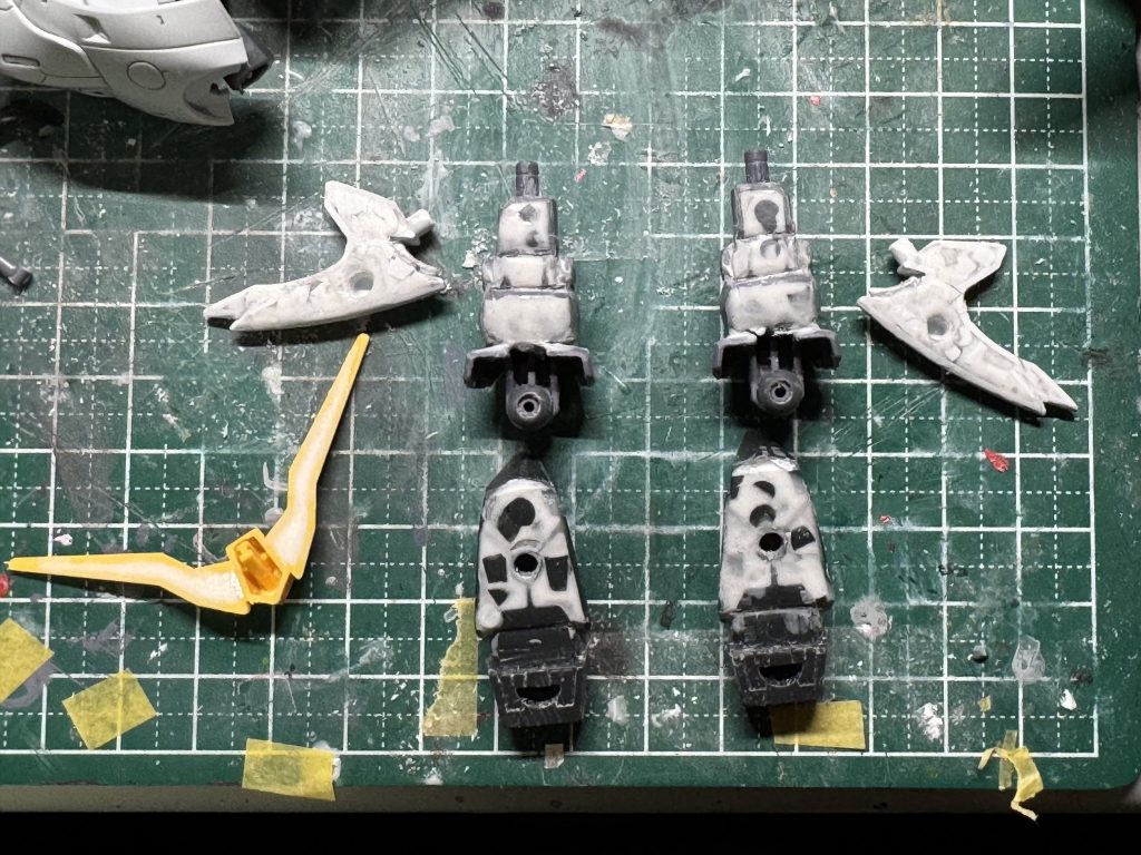 肉抜き穴埋め…ランナーを刻んで詰めて、隙間に瞬間接着剤を充填してます。瞬着硬化スプレーで固めて時短…