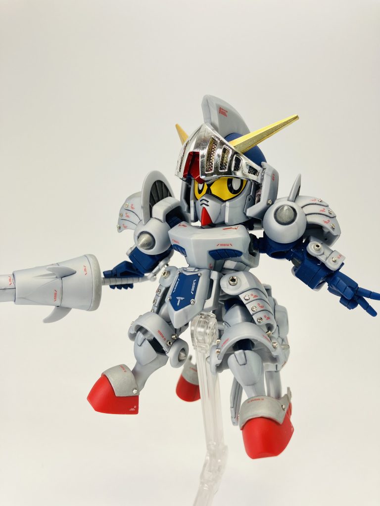 ひさしはメッキのまま、VアンテナはガンダムマーカーEXのイエローゴールドで🤗手首は、右手が通常の握り手とランス装備用の角度が付いた2種類、左手も握り手に加えて、平手が付属👍