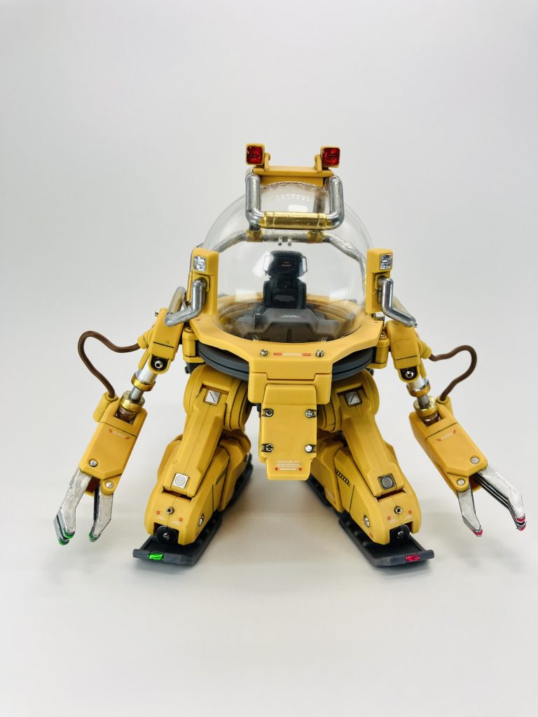 いつも通りのメタルパーツ、マニピュレータや足底の先端はグリーン&レッドのランプで、一部捲れてますが😅