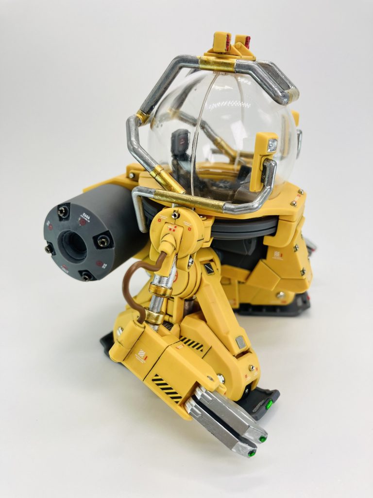 デカールは少し大きめのホワイト&レッド、また遮断機カラーのデカールを使用、フレームパーツはメッキシルバーやシャインシルバー、イエローゴールドとフォーアーティストマーカーのゴールドで塗り分け🖍️