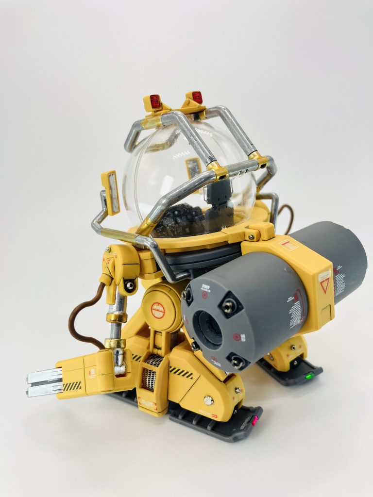 脚部を開口して、メッシュグリルを内臓、ですが椀部で隠れてあまり目立たず😆