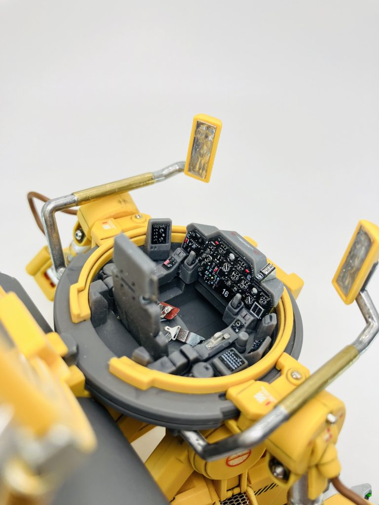 1/35ということなので、同スケールモデルの🛩️航空機用3Dデカールとエッチングパーツのセットを流用、カットしてコンソールにペタ🥳