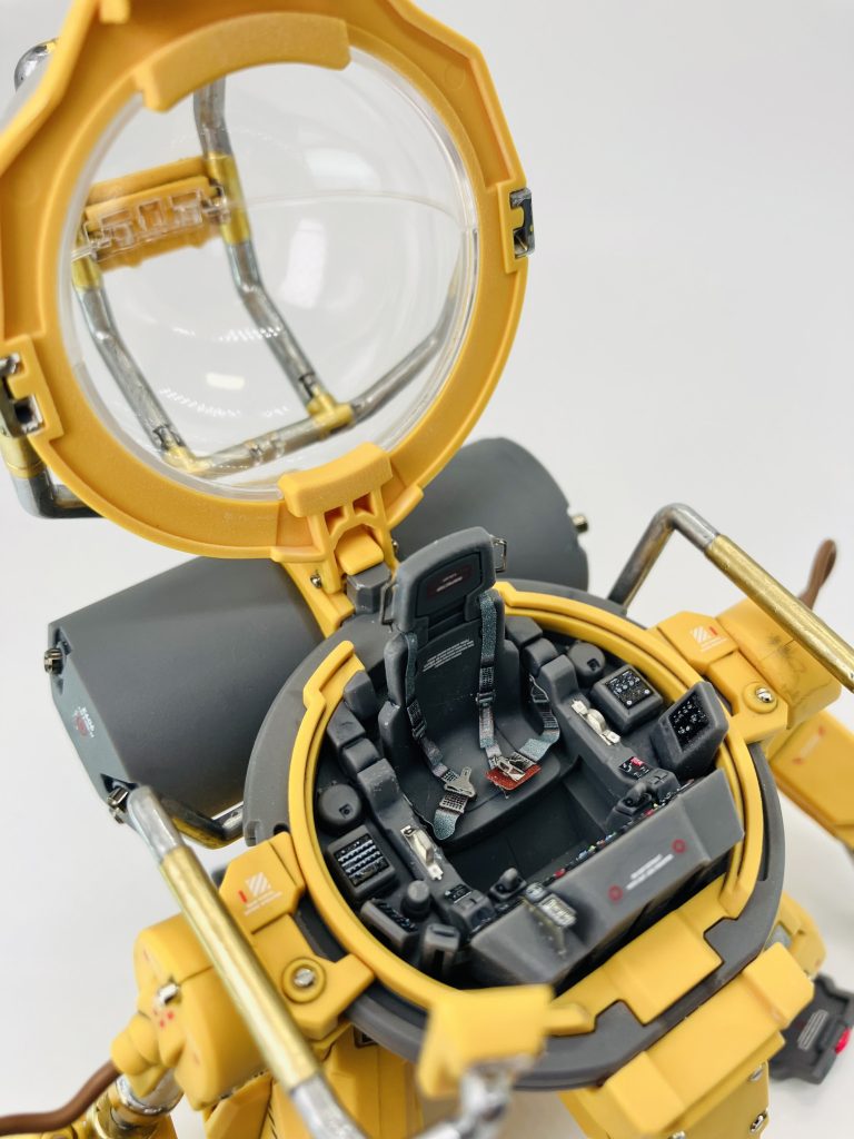 操縦席の４点式シートベルトが良い感じに、塗装済みなのも嬉しい👍ヘッドレスト両サイドの取っ手などのエッチングパーツも違和感なく😘このデカールなかなか面白いデカールで、3Dというだけあって、ボタンや計器類は立体的で少し膨らんでます、写真では分かりにくいですが🤩