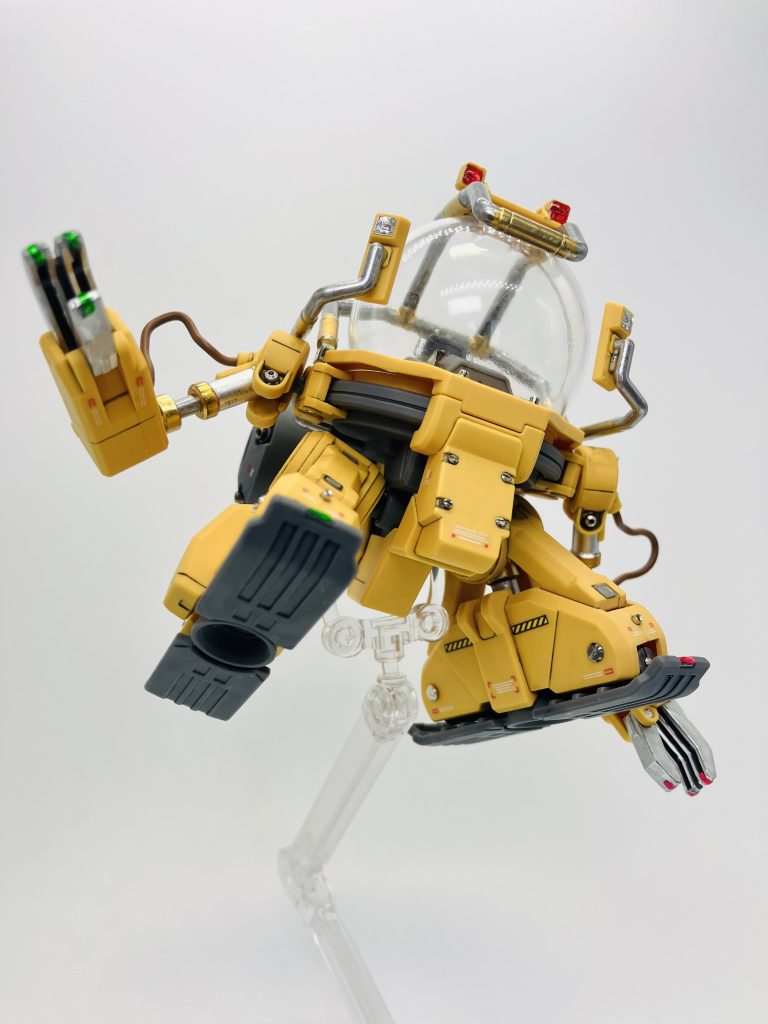 手を加えたコックピットがよく見えるように、キャノピーを5段階まで研磨、おかげで撮影用の光源を反射するまでに🪞