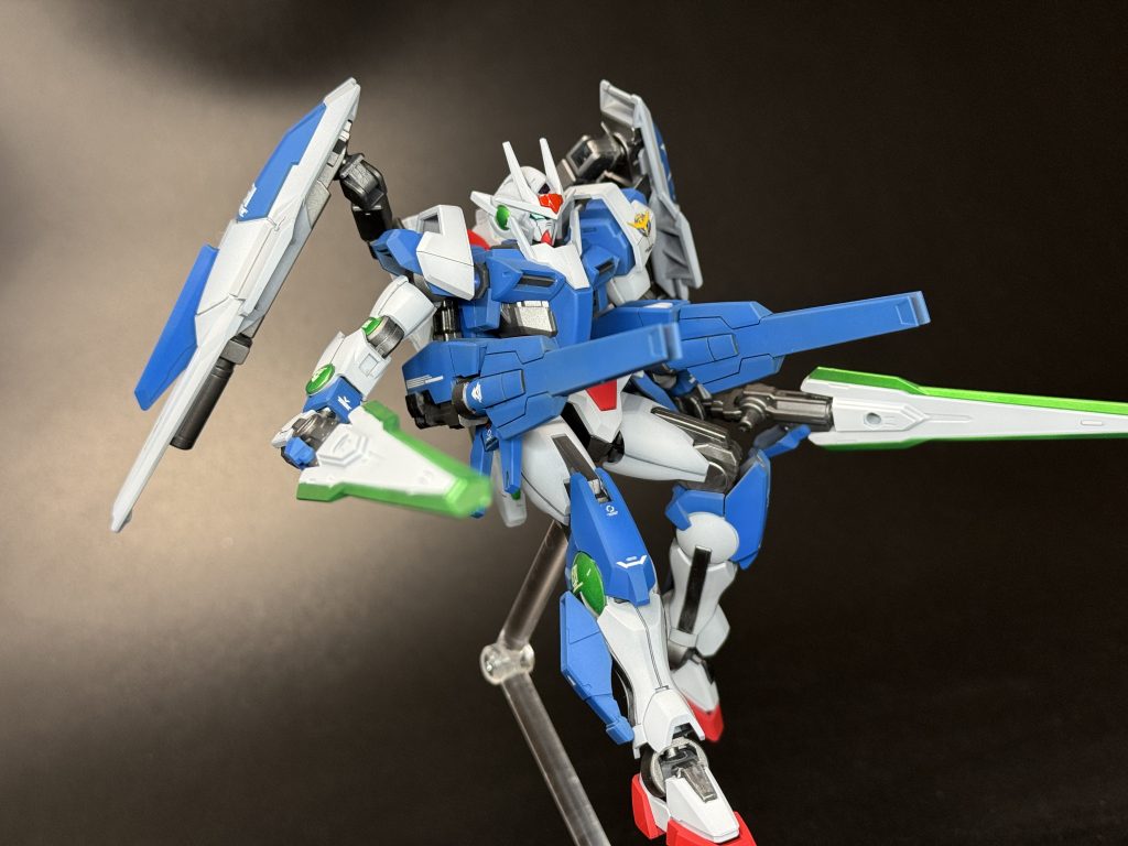 大型のフィンファングはそのままビームキャノンとしても使用可能。足の追加パーツはネオジム磁石で付けてたのですが、逆さ向いてますね笑