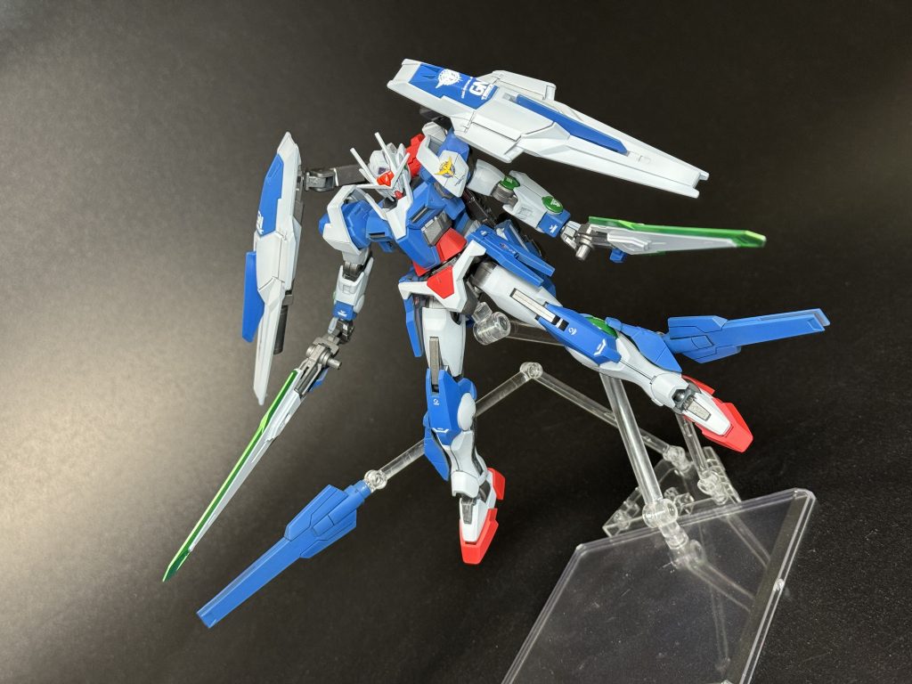 背部に大型フィンファング×2基、腰部サイドアーマー小型フィンファングが左右に2基ずつ装備。