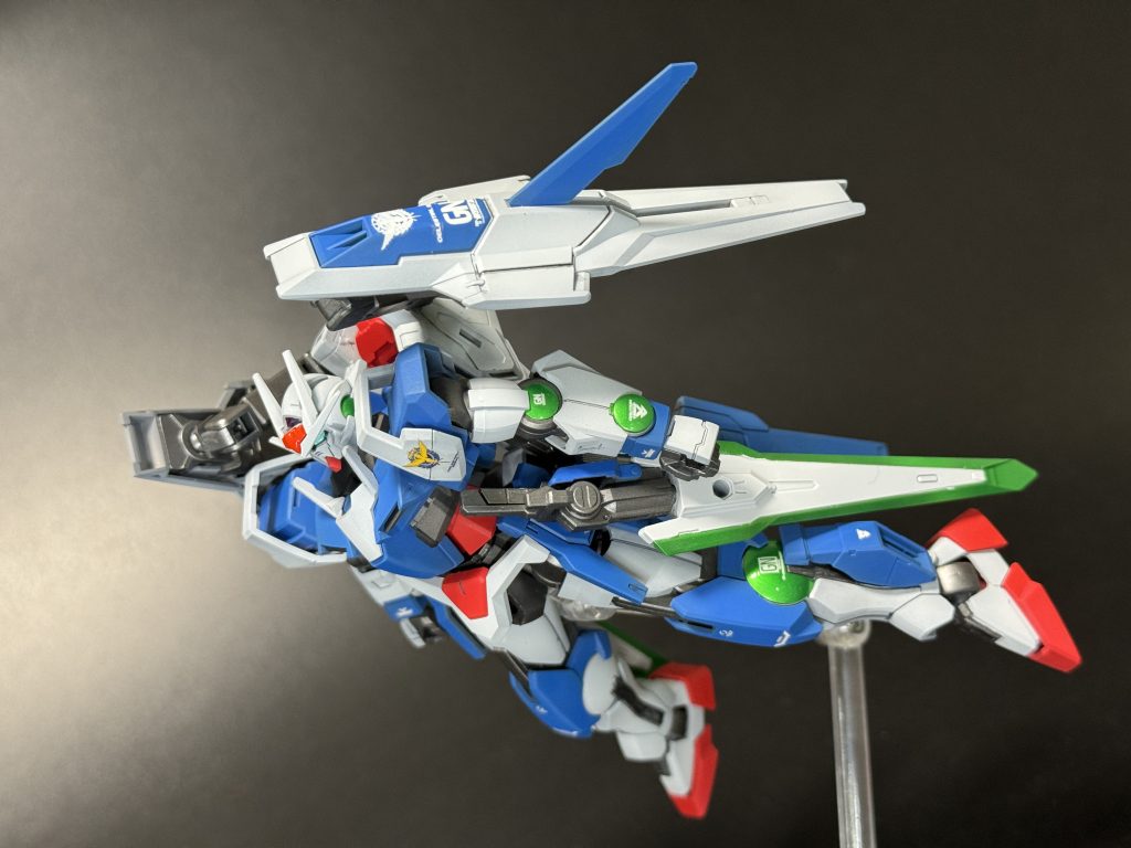 ダブルオーガンダム系はこういうポーズで飛行してるイメージがあります笑