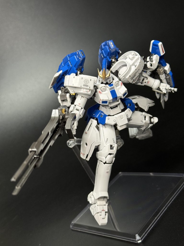 トールギスはⅠ〜Ⅲで一部のデザイン、武装が違うだけで印象が変わりますね。個人的にはⅠは無骨、Ⅱはエレガント、Ⅲはスタイリッシュという印象です笑