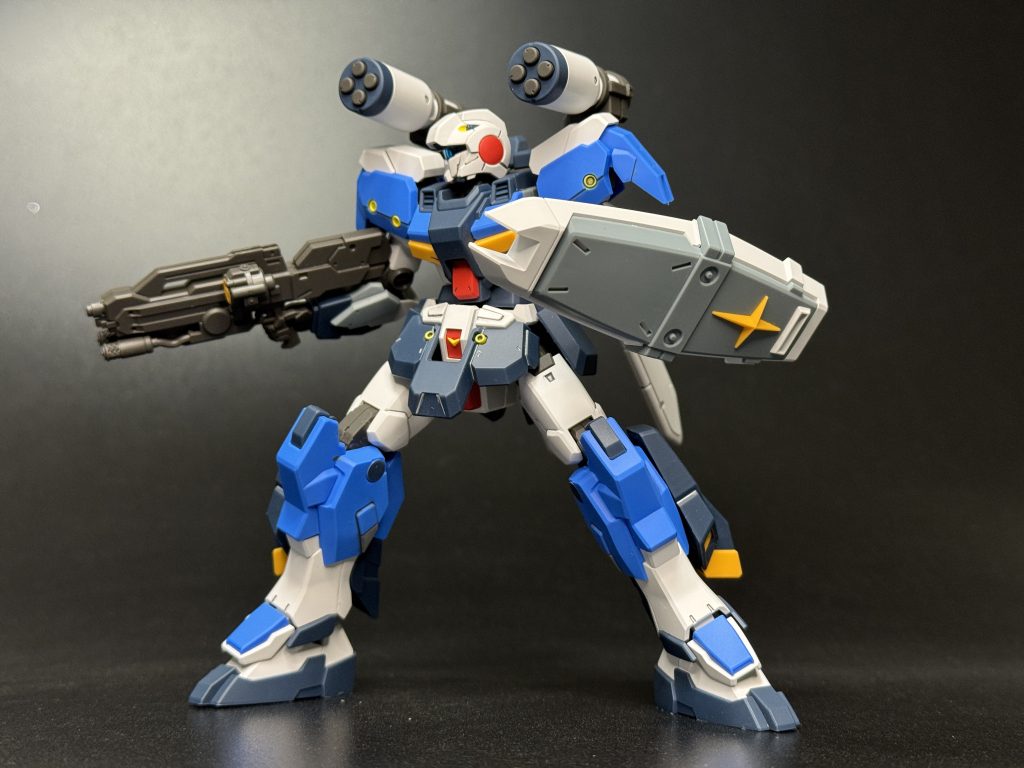 スタンダードアーマーガトリングスマッシャーて弾薬どこに入ってるんだ？て思うくらいコンパクトですね。銃口は再現されてないのか、これがカバーで発射時に開くのか、謎です。