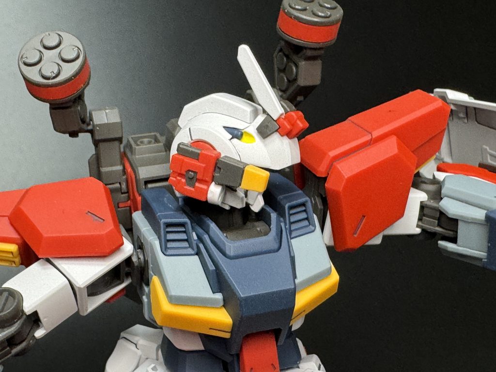 ライトアーマーの頭部側面の追加センサーは全部パーツで色分けされててびっくりしました。HGでする事ではないやろ笑