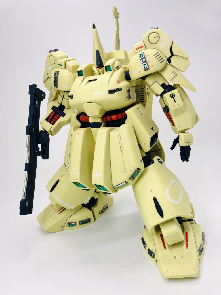 稼働範囲が少なく、特に下半身はポージングも難解で同じような姿勢が続きます😉