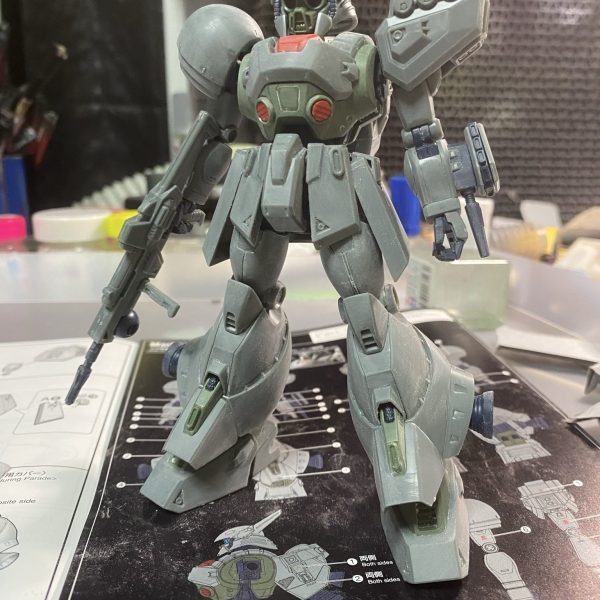 気になった所を改修してみました。頭部:バルカン砲を真鍮パイプに変更。耳の裏の肉抜き穴埋め胴体:特に無しバックパック:アポジモーターや抜きがある所を市販パーツに変更肩と腕:市販パーツでアポジモーター変更。ハンドパーツを1/144連邦ハンドに交換腰:肉抜き穴埋め。アポジモーターを市販パーツに変更脚と足首:アポジモーターを市販パーツに変更バーニア系が結構肉厚があるので市販パーツに変更する作業が中心でした。&nbsp;&nbsp;（2枚目）