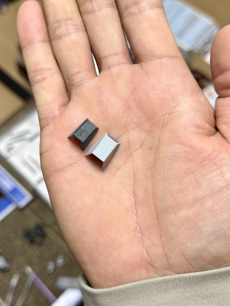 パックパック、プロペラントタンクの付け根パーツ左側が純正ですが、この状態だとジョイントがモロに丸見えなので、プラ板で少し大きいパーツを製作。ボールジョイントが見えなくなりました。