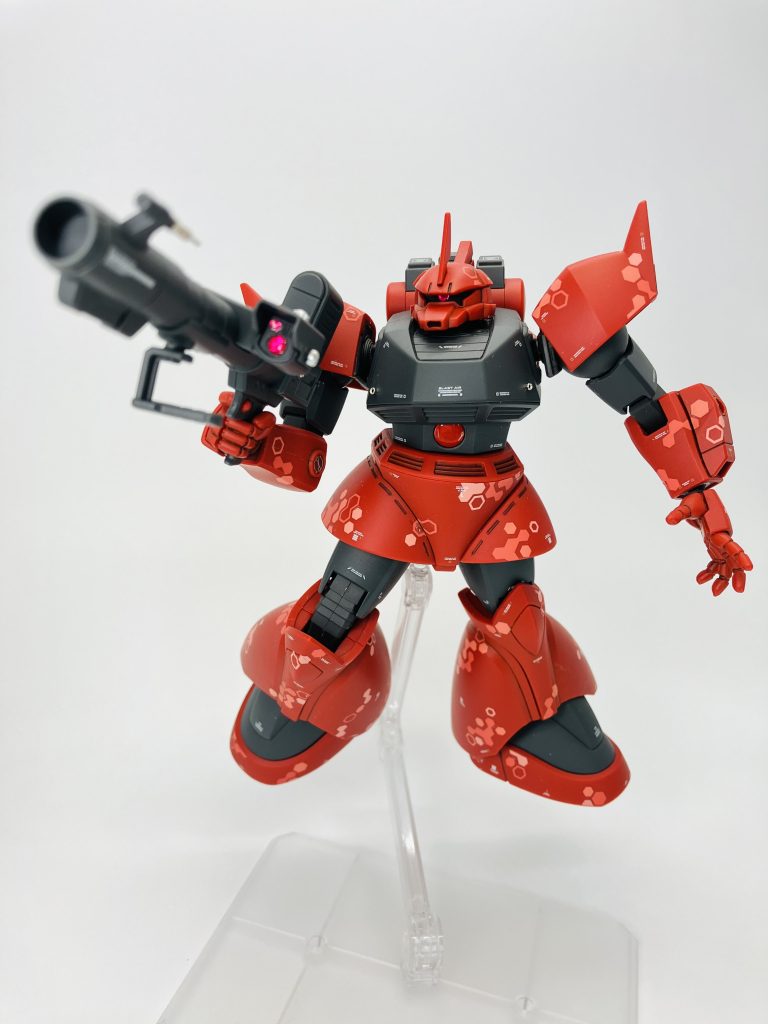 ゲルググの魅力は🐽豚鼻であると誰かが言ったとか言ってないとか、やっぱり言ったとか🤗なんとなく顔下半分をシャープに削りつつ、ザクよろしくスリットタイプのノーズに変更しました(穴開けただけです)、後悔してません、多分🥳、、タコみたいですね🐙