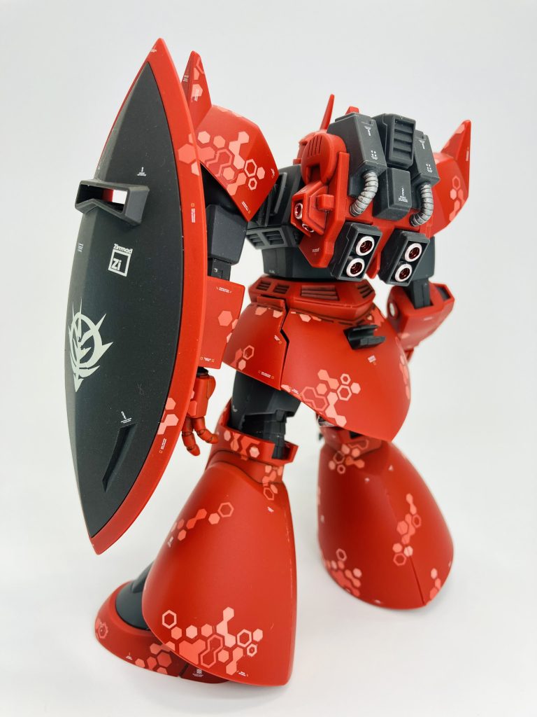 シールドにジオンマークのデカールを施しましたが、古過ぎて破れたり剥がれたり😭プレバンの連邦軍＆ジオンマークのデカール、送料込み2千円シートをケチらずに使えばよかった😂