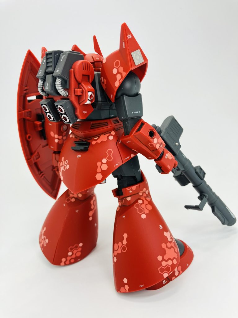 各種バーニアはガンダムマーカーのシャインシルバーで塗装、モノアイや銃器のセンサー、胸部のコアみたいなハッチはレジン液を塗布😬