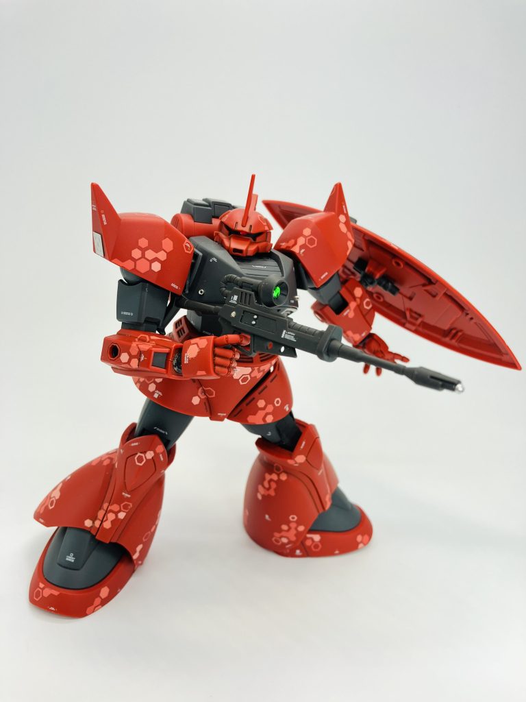 今回メタルパーツは控え目です、ヘックス迷彩&コーションデカールが主人公🏅シールドの裏面や臀部にビーム長刀の基部を装着できます、が、塗装が剥げそうなのでスルーしてます😘