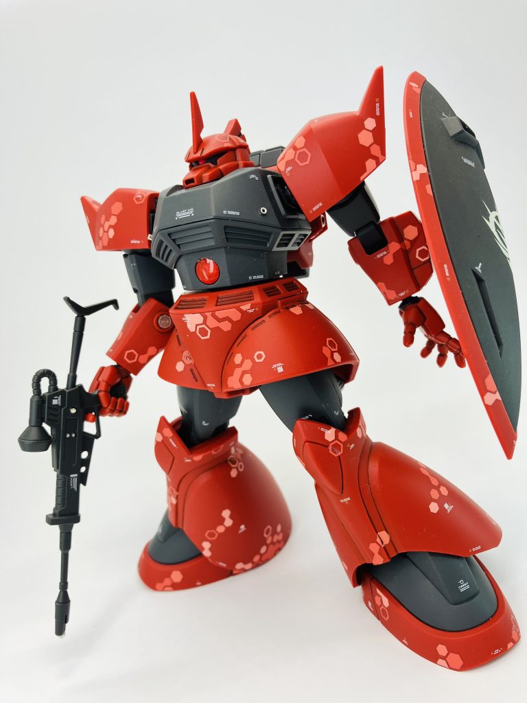 ちなみに公式の胴体は赤ですが、黒で作り上げてみました🫡赤胴体だと、なんだか腰回りが骨太に見えたのと、思いつきの赤ハッチを強調するために😬　私はもう見慣れました😤