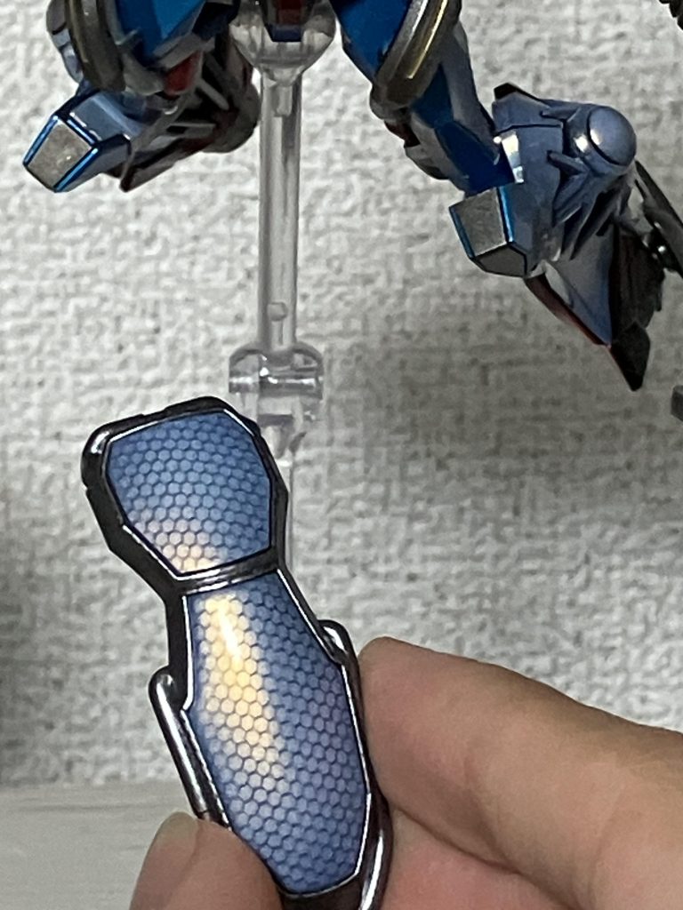 シールドはYoutubeで見た網を使ったマスキングで模様をつけました。