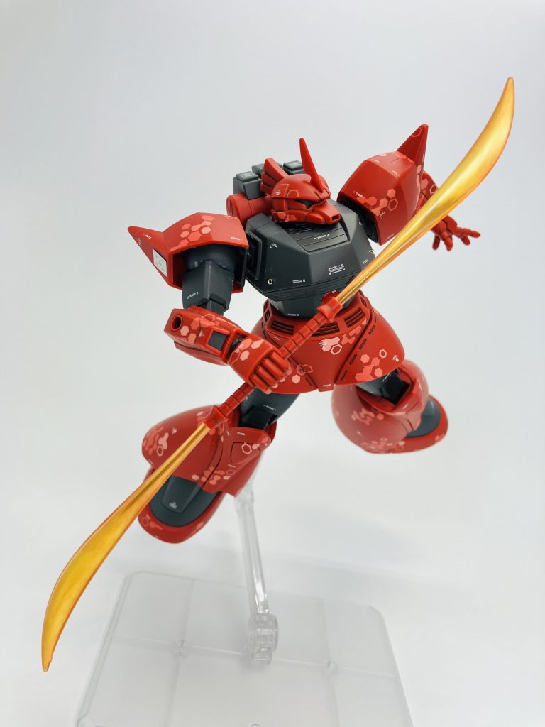 ゲルググと言えばビームナギナタ、クリアーパーツですが少しリアルタッチマーカーで濃淡、グラデーション付けてます😉