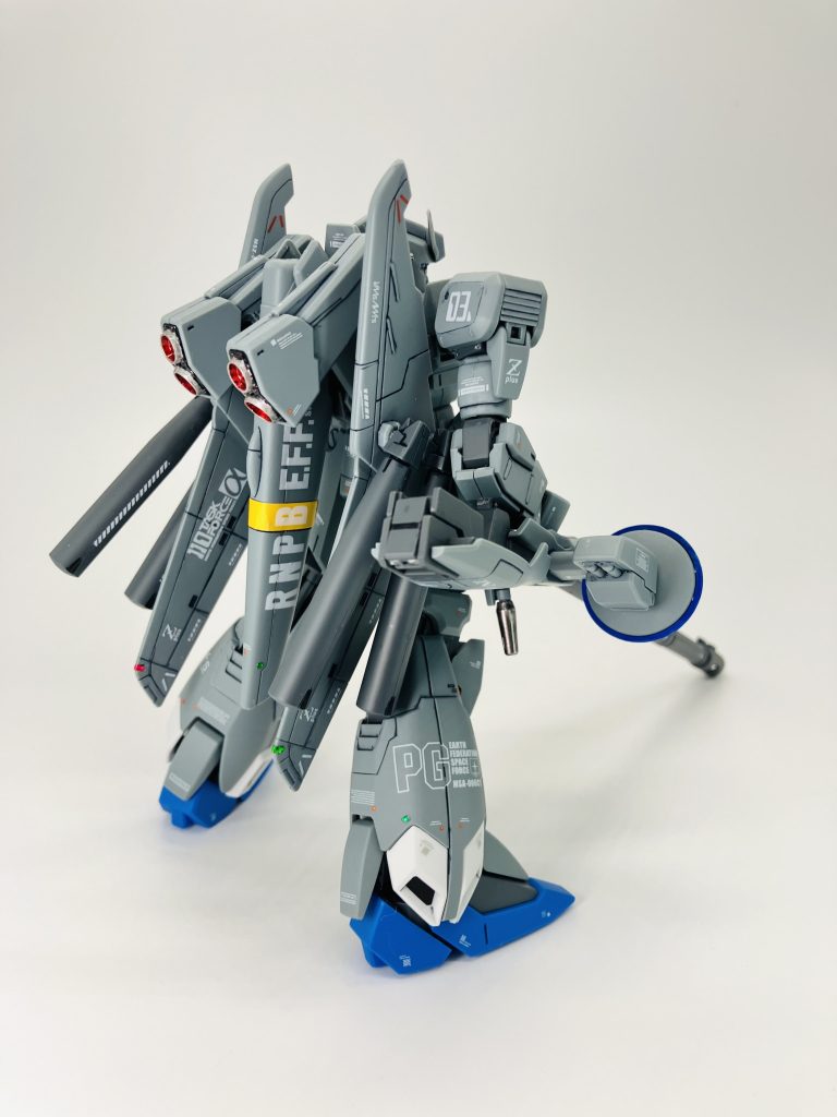 両腰部のビームキャノンの砲身はガンダムマーカーのヘビーガンメタリック、バーニアは同じくメッキシルバーとロイヤルメタレッド、ツインアイ周辺のセンサー、レドームのセンサー類はレジン液を塗布☺️冒頭のショットにもあるビームサーベルはリアルタッチマーカーで少しグラデーション、が❗️光源の下では思ったよりもムラが目立ちますね😅💦