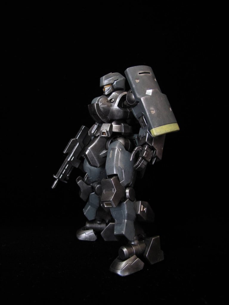 全て水性ホビーカラーで、黒鉄で全塗装→ブラックグリーン→グレーグリーンの重ね塗りから、シルバーでウェザリングです。