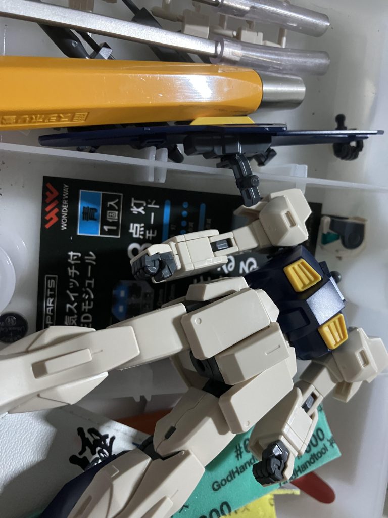 結構前のプラモだから色分けがちょっと大変でしたね。使用した塗料はNAZCAからメカサフヘヴィ→下地および武器塗装コバルトバイオレット→青部分ニュートラルホワイト→白部分【Mr.カラー】キャラクターイエロー→黄色部分ファントムグレー→フレーム部分1ニュートラルグレー→フレーム部分2