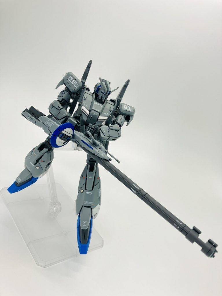 インパクト抜群のビームスマートガンですが両手持ちも可能🥰説明書通りで左手は逆手なんですね🙄