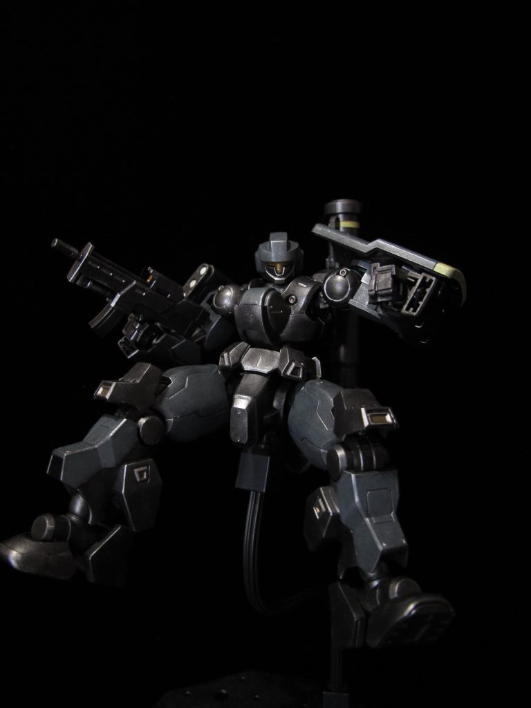 C装備。背景の黒さと本体の暗め仕上げが重なったため、ディテールが分かりにくい（反省）