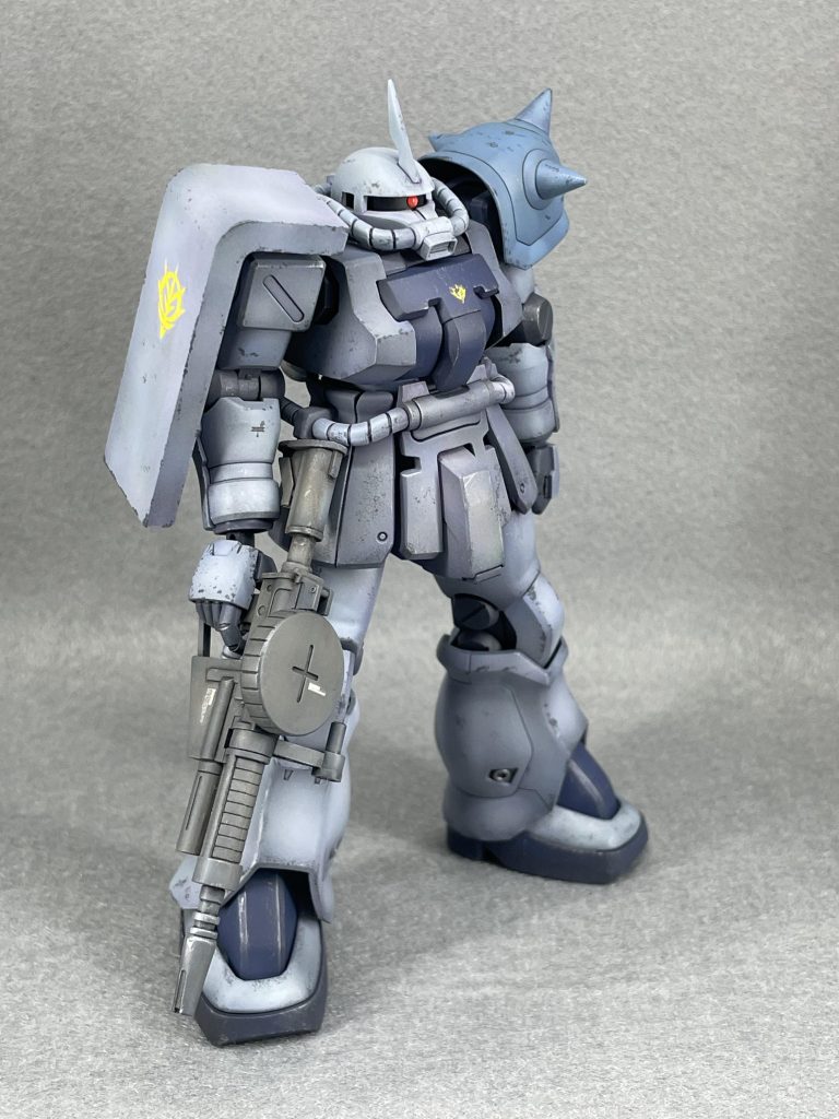 評判通り良いキットなので工作は最小限です。盾を幅増し、スカートの分割を変更、握り拳の作成くらいです。