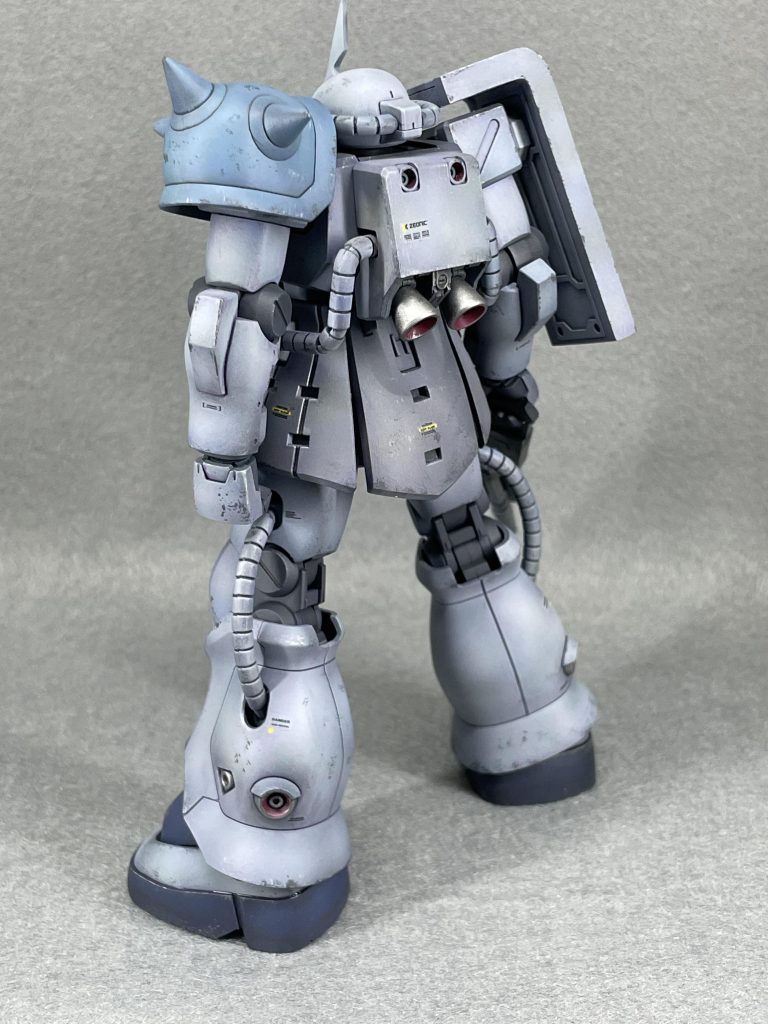 この頃のキットは可動は今と比べると劣りますが、立ち姿が決まるし造形も良いしプラモ作ってる感あって好きです。