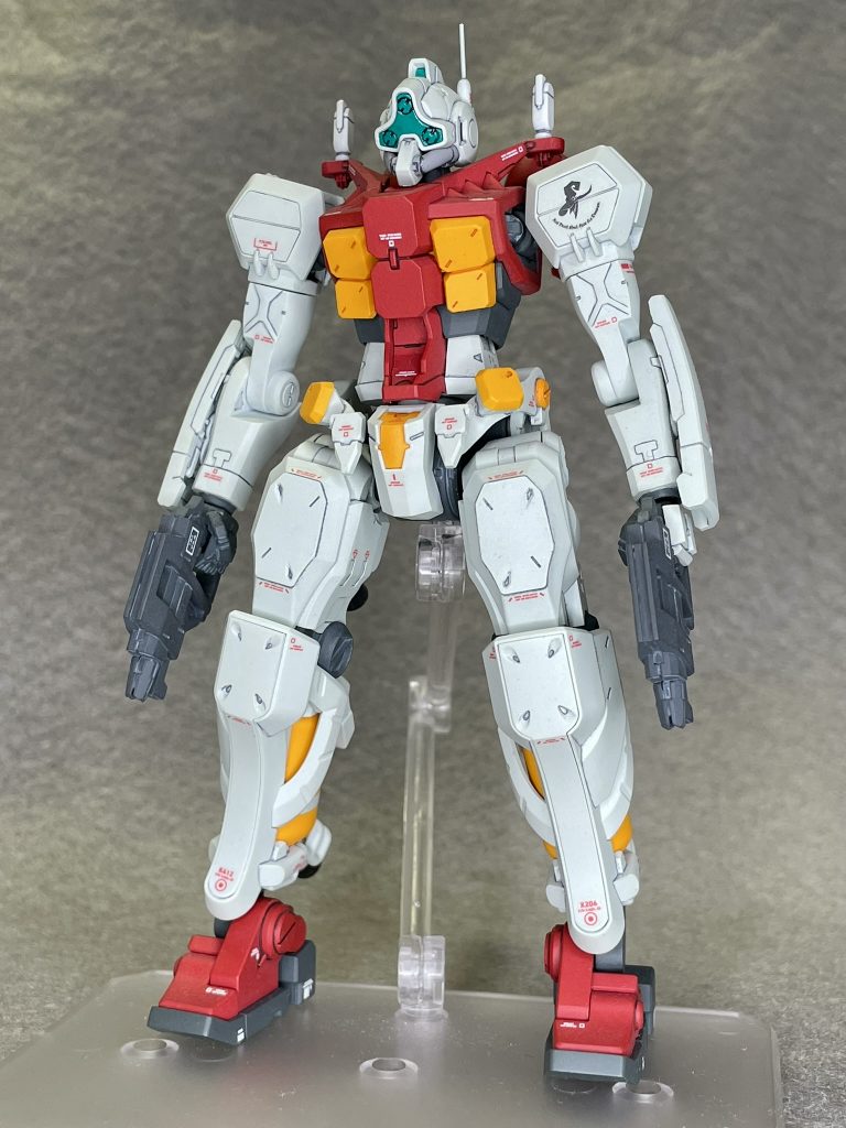 頭部のアンテナは0.5㎜の真鍮線に交換。ふとももはボカタ機を成型色で再現したキットを出すために、スガイ機には不必要な合わせ目ができるため、パーツを接着して合わせ目を消しました。手首のフレーム部分はキットのモールドを削り落とし、コトブキヤの丸ノズル（S）を加工したものに交換。腰の黄色い四角ユニットには鍵穴みたいなモールドがあるのですが、キットでは凸モールドなのに対し設定画を見ると凹モールドのように見えるので、ピンバイスとタガネで彫りました。