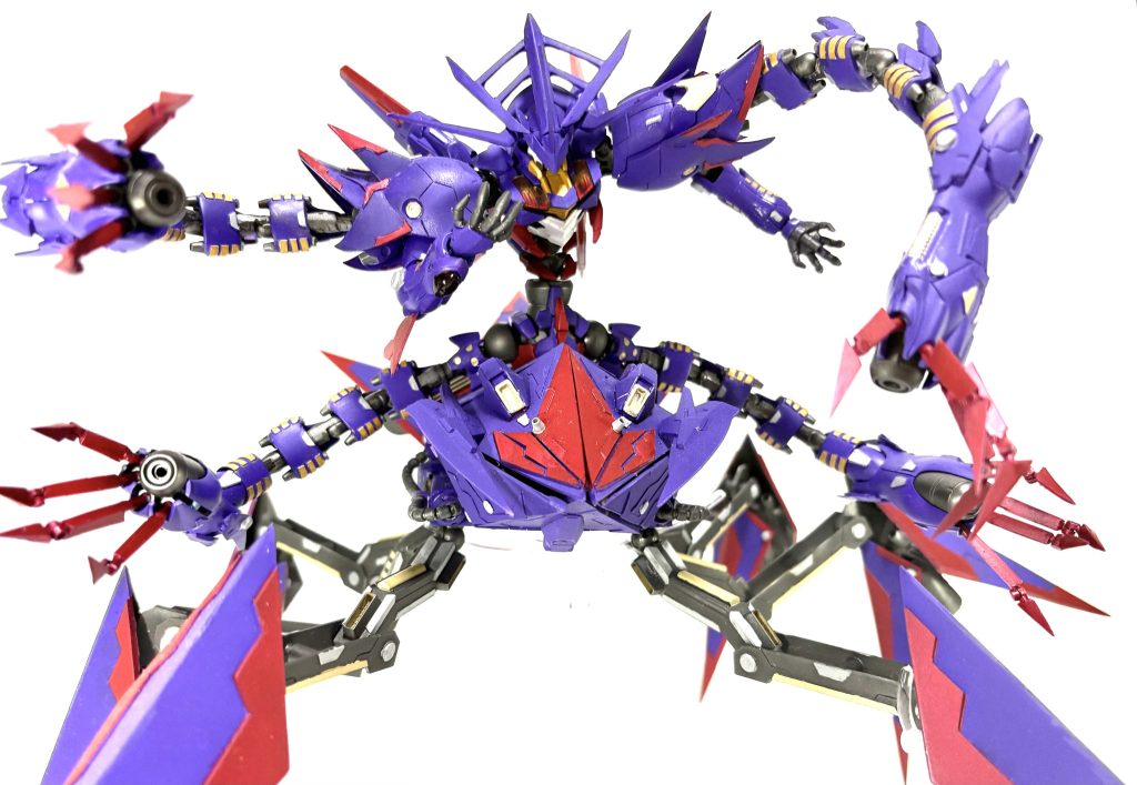 主兵装は肩と腰にある4本のバイス・クロウ、そこに内蔵してあるビームカノン本体の手にはビームバルカン