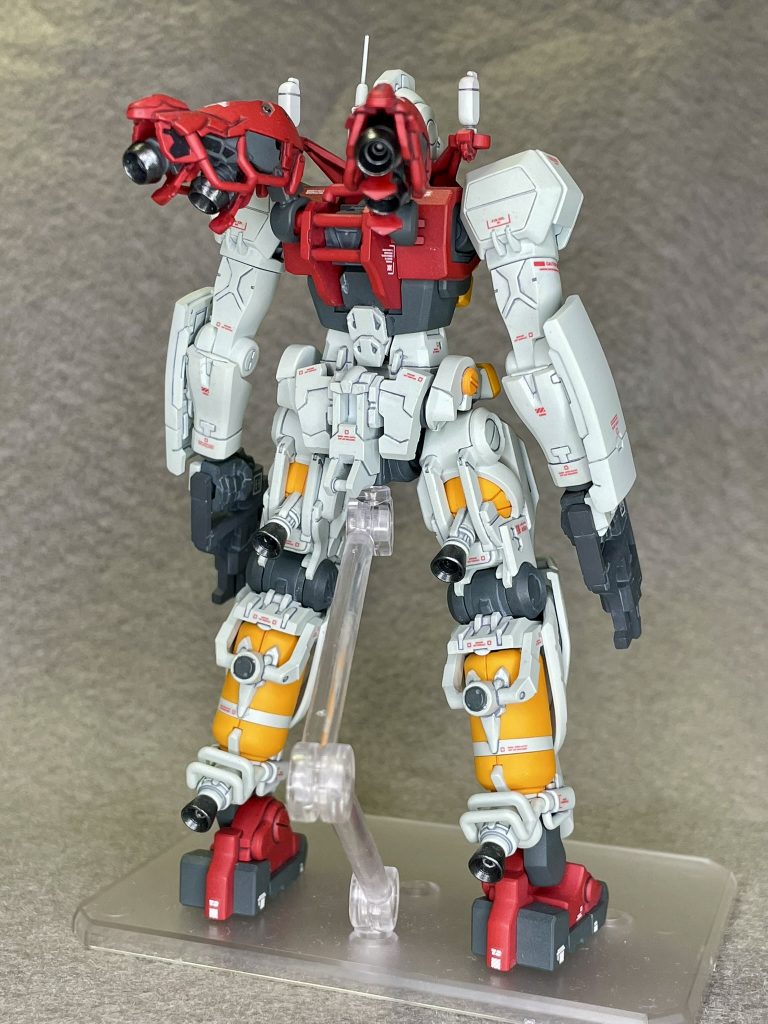 バックパックはバーニアパーツをあとハメ加工し合わせ目を消しました。塗装はファレホやアクリジョンをエアブラシで塗装。デカールは少し多めに貼ってみましたが、こうして写真に撮ってみると少し剥がしたくなるところもでてきちゃいました(gundam-kao5) 