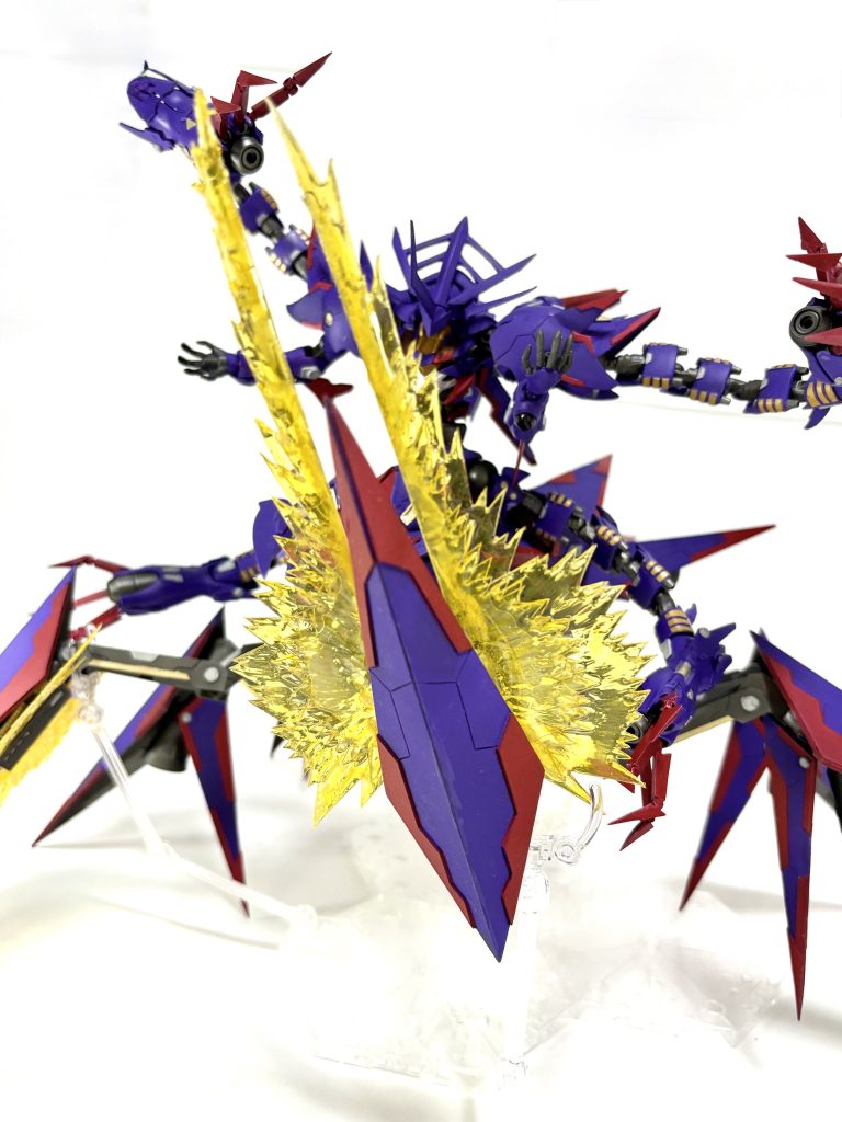 2基のメガ粒子砲搭載アームからは大型ビームサーベルを展開可能エフェクトは自作です。透明プラ板を重ね、レジンで盛り、クリアイエローで塗装しました