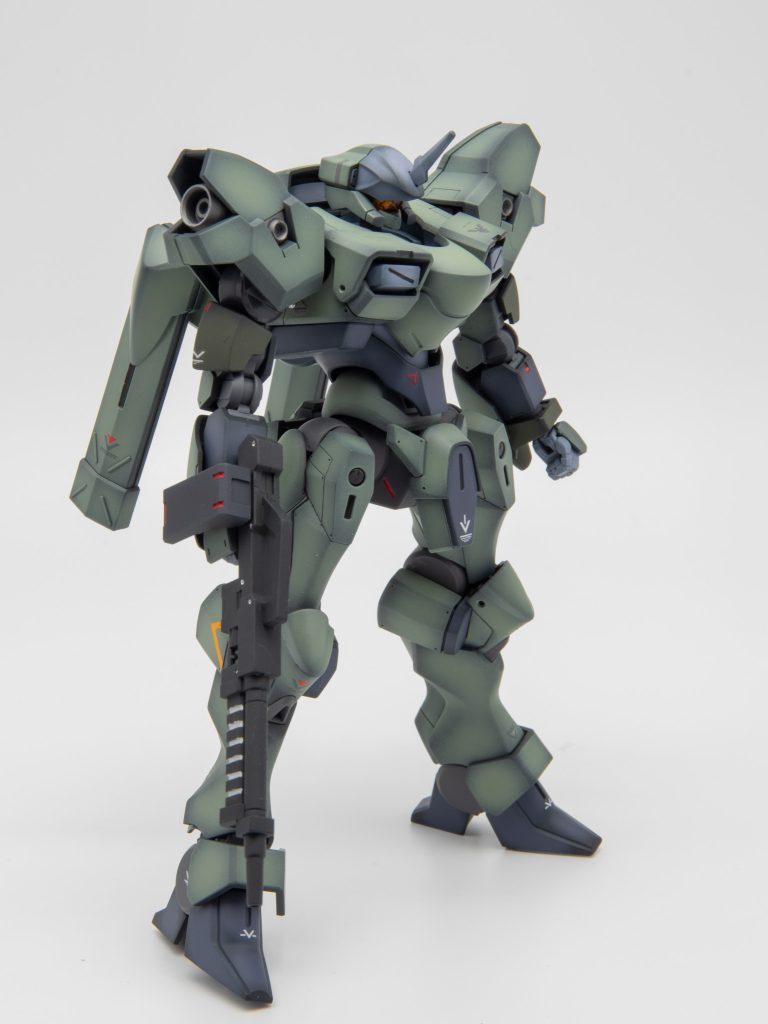 ミキシングも少し入れていて、腕周りはシュバルベグレイズ、肩はルブリスウルのパーツを流用しています。ザウォートのシルエットを崩さない範囲で、多少の力強さが出るようにと思っています。特に肩のボリュームアップは気に入っていて、黒立ち上げとも相性バッチリでした。