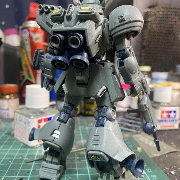 気になった所を改修してみました。頭部:バルカン砲を真鍮パイプに変更。耳の裏の肉抜き穴埋め胴体:特に無しバックパック:アポジモーターや抜きがある所を市販パーツに変更肩と腕:市販パーツでアポジモーター変更。ハンドパーツを1/144連邦ハンドに交換腰:肉抜き穴埋め。アポジモーターを市販パーツに変更脚と足首:アポジモーターを市販パーツに変更バーニア系が結構肉厚があるので市販パーツに変更する作業が中心でした。&nbsp;&nbsp;（3枚目）